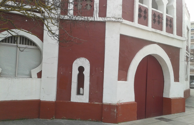 Fachada de la Plaza de toros de Estella