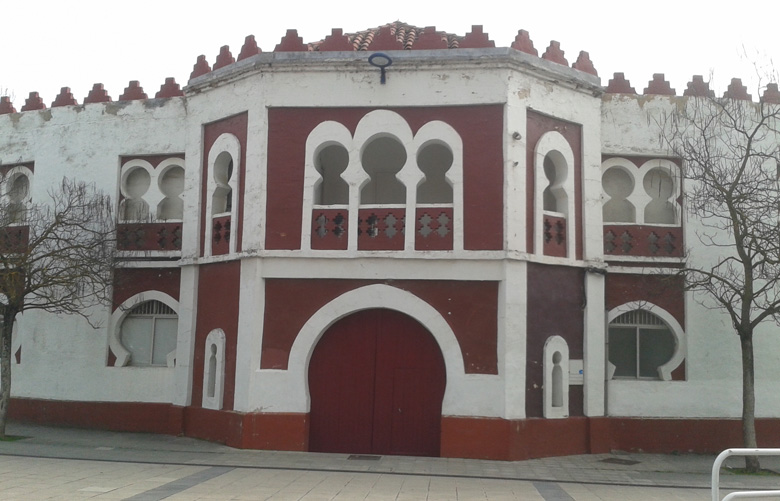 Fachada de la Plaza de toros de Estella
